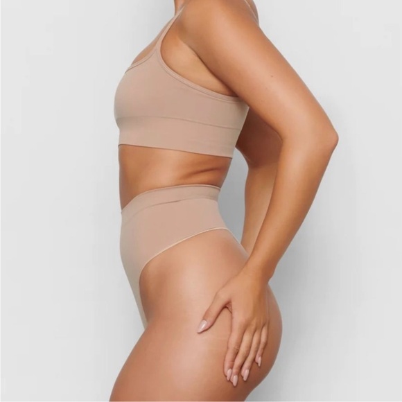 Skims Shaping Underwear MID WAIST THONG. New, Comes in Original Skims Packaging. - Picture 2 of 8